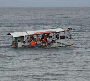 Überladenes Ausflugsboot an der White Beach