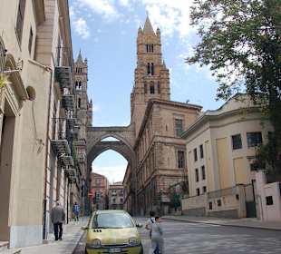 Ulica prowadząca do katedry w Palermo