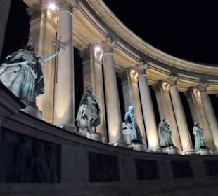 Plac bohaterów nocą