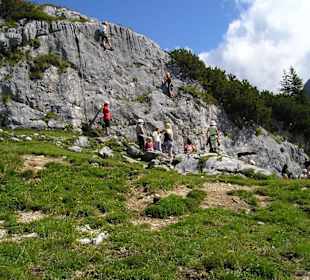 Kindergruppe am Bergsteigen