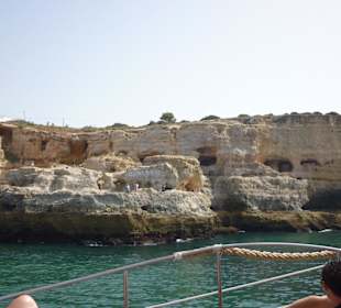 Vorbei an wunderschöne Klippen..