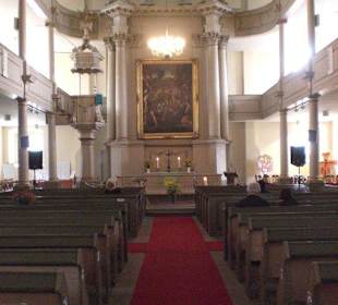 Blick auf den Altar durch die Kirche.