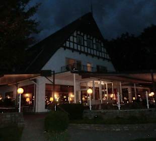 Hell erleuchtet die Terrasse