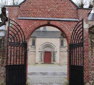 Blick durch die Friedhofspforte