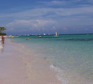 Blick auf den menschenleeren Strand