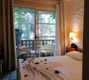 Unser Zimmer war ausreichend groß mit einem herrlichen Blick in den Garten. Die Dekoration auf dem Bett ist von Selman. Wunderschön, vielen Dank nochmal! Ulusoy Kemer Holiday Club