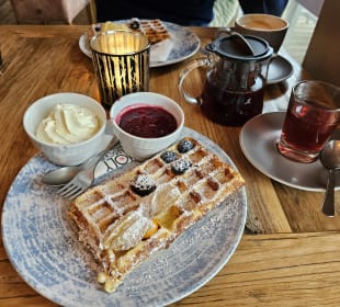 Waffeln mit Sahne und warmen Früchten Beach Motel Heiligenhafen