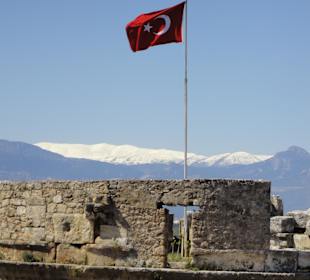 Antalya Altstadt Festung am Meer mit Schneebergen