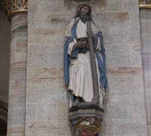 Heilige an den Säulen des Kirchenschiffs