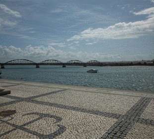 Blick auf die Eisenbahnbrücke in Portimao