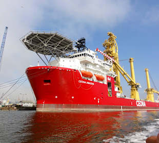 Vorbeifahrt an einem Seekabelverleger