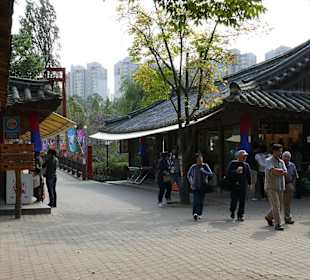 Folk Village Parkeingang