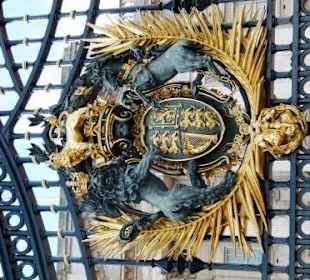 Königl. Wappen am Torflügel