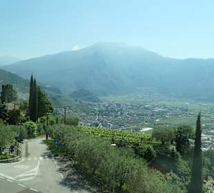 Blick von den Bergen auf Arco