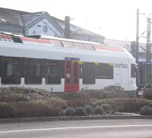 Zug fährt zum Bahnhof