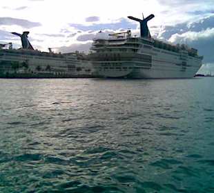 Kreuzfahrtschiff im Hafen Nassau