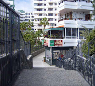 Die Treppe runter nach 40 m kommt das Restaurant! 