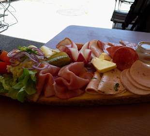 Brotzeitteller mit Schnapserl