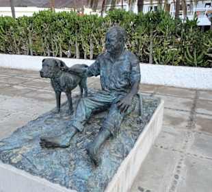 Das Willy Brandt Denkmal an der Strandpromenade
