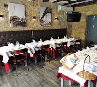 Blick in den eleganten Gastraum des Restaurants