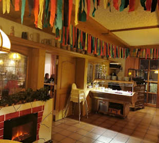 Gaststube mit Salatbuffet und Blick ins Nebenzimme