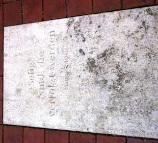 Alte Grabplatten auf dem Weg