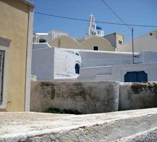 Weisse Häuser und wolkenlos blauer Himmel