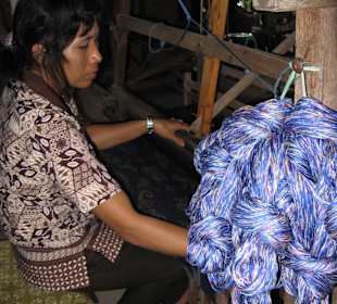 Bei der Arbeit am Webstuhl