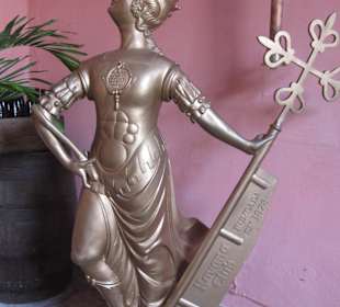 Figur im Eingangsbereich