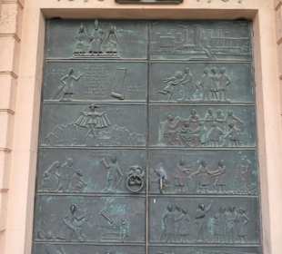 Rathaustür mit 16 Szenen aus Magdeburgs Geschichte