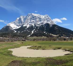 Das Zugspitzmassiv vom Golfplatz aus