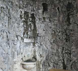 Die künstliche Grotte mit der Fettquelle