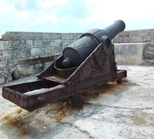 Alte Kanone im Festungshof