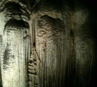 Beleuchtete Stalagmiten und Stalagtiten