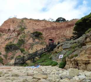 Die Holztreppe vom Strand gesehen