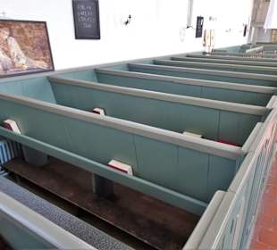 Sitzreihen in der Rysumer Kirche