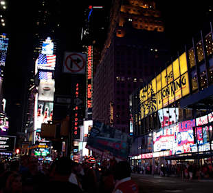 Menschenmassen und viele Lichter