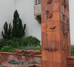 Brunnen mit 63°C heißem Thermalwasser