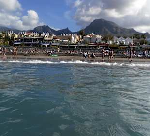 Strand mit Blick auf die Berge