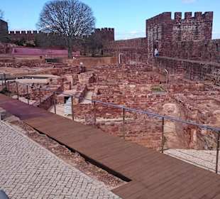 Altes ausgegrabenes Gemäuer