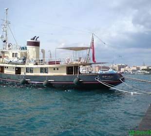Angedocktes Schiff im Hafen von Ortygia
