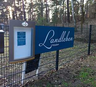 Eingangs Tor vorm Parkplatz