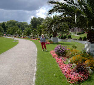 Schöner Spazierweg blumenbeschmückt