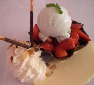 Erdbeeren mit Whiskysauce und Pitazieneis