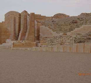 Nekropole von Sakkara mit Djoser- und Gizeh-Pyramiden