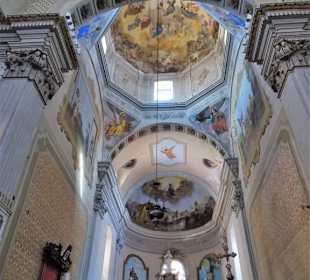 Der Altarbereich mit Kuppel über der Vierung