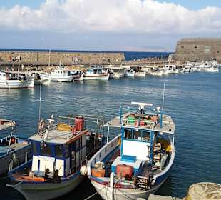 Großer Hafen + Festung und Booten in allen Größen