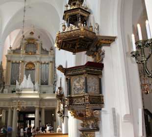 Kanzel und Orgelempore