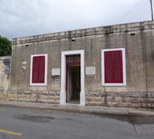 Unscheinbarer Eingang zur Tempelanlage