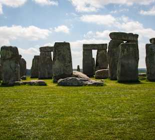 Лужайка и камни